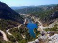 Manavgat to małe miasteczko położone ok. 5 km na północ od Side, (południowa Turcja), w którym w każdy poniedziałek odbywa się duży targ owocowo-warzywny. Wzdłuż rzeki o takiej samej nazwie jak miasteczko znajduje się wiele małych, przytulnych restauracji. Szczególnie polecana jest wycieczka do wodospadu Manavgat Selalesi, odkręcanych i zakręcanych sztucznych wodospadów w środku miasta oraz bardzo lubianego parku krajobrazowego. W okolicy można zwiedzić również ruiny rzymskiego akweduktu, którym dostarczano wodę do Side. Manavgat to słynny bazar i doskonała baza wypadowa po Riwierze Side. Prowincjonalna atmosfera i kolorowy bazar przyciągają tłumy turystów. Niedaleko miejscowości, nad samym morzem, znajduje się wiele hoteli. W okolicy rozbudowało się centrum wypoczynkowo-rekreacyjne, oferujące liczne atrakcje. Na zachód od miasta znajdują się ruiny starożytnego miasta Side. Manavgat polecany jest do poznawania zwyczajów i codziennego życia w Turcji, oraz jako bazę wypadową dla wielu interesujących wycieczek np. rejs po rzece Manavgat.