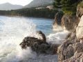 Brela jest małą popularną miejscowością na Makarskiej Rivierze nad Morzem Adriatyckim w Chorwacji, położoną na Riwierze Makarskiej, w odległości 15 km na północ od głównej miejscowości regionu ? Makarskiej. Miejsce to jest polecane jako jeden z najbardziej atrakcyjnych, ale i najbardziej ekskluzywnych, obszarów turystycznych w Dalmacji. Wzdłuż plaży żwirowej rośnie gęsty las sosnowy, a okolice porośnięte są także gajami oliwnymi i czereśniowymi. Pełno tam źródeł wody do picia. Plaże są romantycznie urządzone, a wzdłuż brzegów biegnie promenada, przy której mieszczą się luksusowe komfortowe hotele, domy wypoczynkowe, apartamenty, pensjonaty, obiekty gastronomiczne. Dawniej na tarasowych, stromych obszarach mieszkańcy z Brela uprawiali winorośle i wiśnie ? znaną pod nazwą ?Makarska?. W marinie w Breli, oprócz miejsca dla łodzi miejscowych, jest 150 miejsc do ładowania i rozładowania oraz 15 miejsc dla ulokowania łodzi na lądzie. Można przycumować łódź do grobli wysokiej na 4m. Głębokość morza dochodzi do 4m. Wysoko nad miastem znajduje się osada rolnicza Kričak z szeroką ofertą specjalności lokalnych. W 2003 roku Brela została umieszczona przez magazyn Forbes na liście 10 najpiękniejszych plaż świata. Oprócz tego plaża zdobyła wiele innych nagród turystycznych, a to głównie ze względu o dbałość o czystość i środowisko. Od 8 lat plaża Punta Rata ma Błękitną Flagę ? najważniejszą nagrodę za czystość morza i środowiska, a w dniu 5 czerwca jej podniesienie w dniu ziemi jest uroczystym wydarzeniem. W dniu św. Szczepana świętowany jest dzień rejonu Brela.