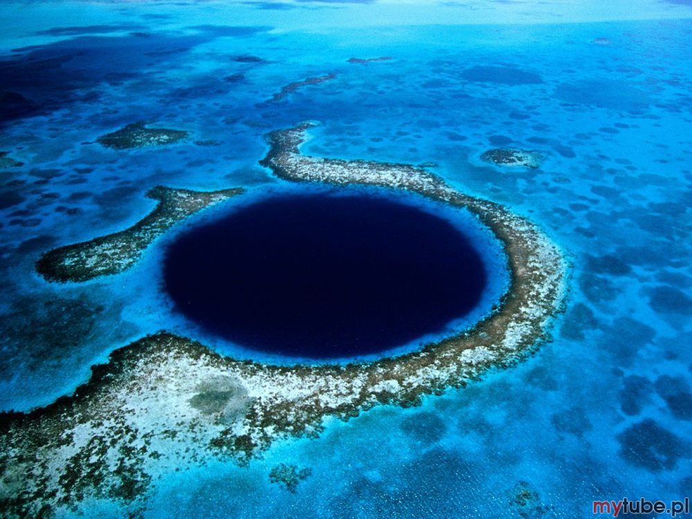 Blue Hole (dosłownie z ang. Błękitna Dziura) to wielka rozpadlina (jaskinia morska) rafy koralowejw Morzu Karaibskim. Oddalony jest od Belize City o około 80 km w głąb morza, pośrodku atoluLighthouse Reef. Jest widoczny z kosmosu a swoją...