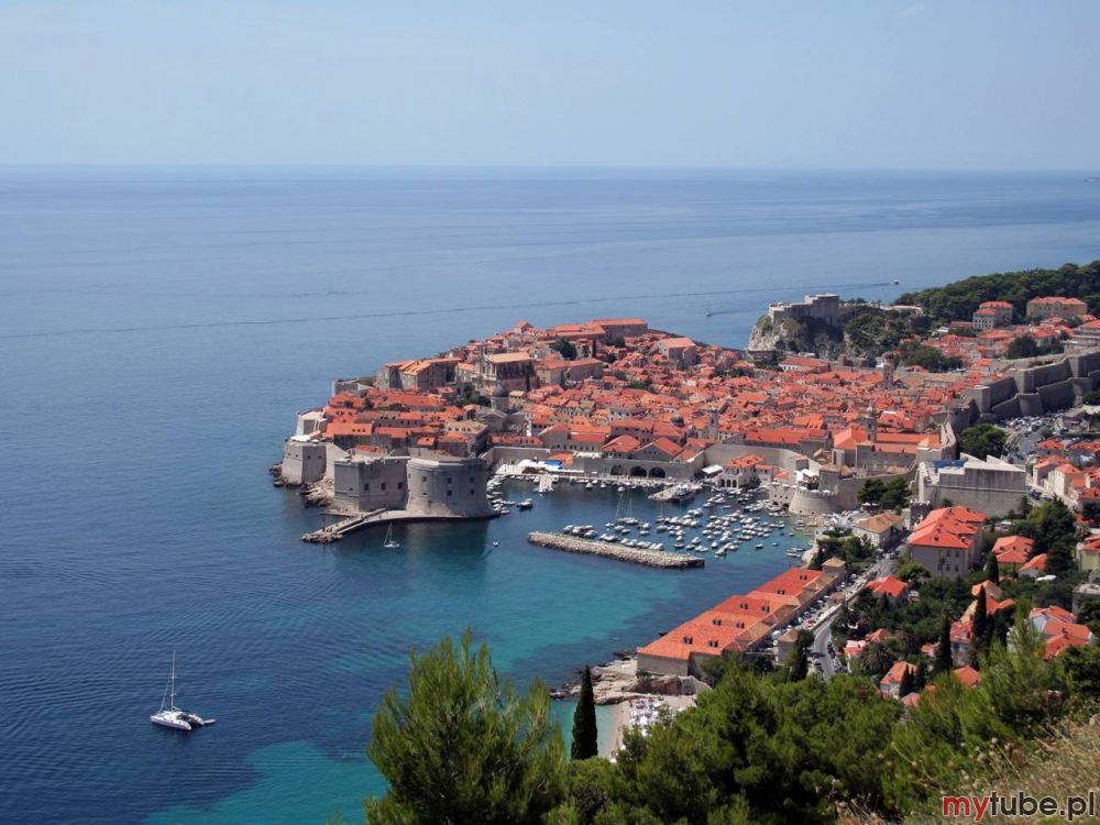 Wakacje nad Morzem Adriatyckim większości osób kojarzą się z Włochami. Tymczasem piękne plaże, ruiny z czasów starożytnych i inne atrakcje turystyczne czekają także po drugiej stronie Adriatyku - w Chorwacji. I to za niższą cenę....