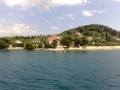W Chorwacji, tuż nad brzegami Morza Adriatyckiego leży Zadar - piękne miasto, idealnie dostosowane do potrzeb turystyki. Jest to jedno z ulubionych miast dalmackich, wybierane na spędzenie odprężającego urlopu, a to ze względu na liczne okoliczne atrakcje, jak i dopisującą ciągle pogodę.


Historia


Początki Zadaru sięgają najdawniejszych wieków, a do czasów współczesnych wciąż na jego terenie zachowało się mnóstwo niemych świadków starożytnych wydarzeń. Miasto jest położone w historycznej krainie, Dalmacji (niegdyś Iliria, Illyricum). Na terenie dawnej Dalmacji wpływ swój zaznaczyli Grecy, przypływając tu już w VIII w. p.n.e. W II w. p.n.e. kraina dostała się w ręce Rzymian, którzy uczynili z niej swoją prowincję - Illyricum. To właśnie z tego obszaru pochodziło trzech sławnych cesarzy, którzy są odpowiedzialni za restaurację Rzymskiego Cesarstwa - Klaudiusz II, Aurelian oraz Dioklecjan.

W czasach rzymskich Zadar został doceniony, co przełożyło się na szybki rozwój miasta. Typowy plan, z uwzględnieniem charakterystycznego dla starożytnego świata rzymskiego forum, zachował się po dzień dzisiejszy.

Po upadku Cesarstwa Rzymskiego, Dalmacja stała się obszarem należącym do Bizancjium. Od VI wieku zaczęły tu swój wpływ zaznaczać plemiona słowiańskie. W VII wieku Słowianie stali się poważnym zagrożeniem dla władzy bizantyjskiej -z trudem obronił się przed nimi Konstantynopol. Nie udało się to natomiast Dalmacji, gdzie jedynie nieliczne miasta zachowały swą niepodległość. W tym Zadar. Kolejna wielka próba dla niezależności przyszła wraz z kolejnymi wiekami. Po długich rywalizacjach, Chorwacja zyskała własnych królów. Starali się oni rozszerzyć swoją władzę na całą chorwacką Dalmację. Budziło to sprzeciw miast tego obszaru. Autonomiczny pozostał wciąż Zadar, który wysunął się na pierwsze miejsce, stając się siedzibą bizantyjskiego stratega. W kolejnym czasie bizantyjskie miasta w Chorwacji zaczęły podejmować stosunki handlowe ze Słowianami, co przyniesie ze sobą powolne nasiąkanie kulturą słowiańską.

W czasie krucjat sam Zadar (Zara) stał się obiektem ogromnego pożądania Wenecji. Czwartą wyprawę zdecydował się opłacić wenecki doża, pod warunkiem, że krzyżowcy wesprą go w wojnie z Węgrami, w której rywalizował właśnie o Zadar. Układ został zawarty. W wieku XIII miasto znalazło się pod weneckim protektoratem. Doża czerpał z niego ogromne zyski, jednocześnie jednak miejscowość wspaniale się rozwijała. W rękach Wenecji Zadar znajdował się aż do końca XVIII wieku, by następnie przejść pod panowanie Habsburgów (do czasów zakończenia pierwszej wojny światowej). Później zainstalowali się tu Niemcy oraz Włosi. Gdy podczas drugiej wojny światowej alianci rozpoczęli bombardowanie miasta, zniszczyli mnóstwo obiektów, będących świadkami najdawniejszej historii. Na szczęście wiele też się zachowało po dzisiejszy dzień i można je zwiedzać. W tym miejscu zaproponuję zatem spacer po tych, których nie można przegapić, będąc w tym pięknym, dalmackim mieście. Jednak Zadar to nie tylko zabytki, a także okoliczne wyspy oraz wspaniałe parki... do nich udamy się jednak później.


Co należy zwiedzić w mieście?


Zadar oferuje sporo do ujrzenia entuzjastom historii. W krótkim rzucie okiem na historię miasta zostało wspomniane forum - w starożytnym świecie było to najważniejsze miejsce w każdym rzymskim mieście (było odpowiednikiem greckiej agory). To tu odbywał się kupiecki handel, ale było jednocześnie miejscem, w którym odbywały się publiczne sądy. Forum w Zadarze pamięta czasy następcy Cezara - Oktawiana Augusta. To wówczas zostało wytyczone i od tamtej pory nie zmienił się układ miasta, które rozrastało się wokół niego. W jego zachodniej części można obejrzeć ruiny starożytnych świątyń.

Stojąc na placu warto zajrzeć do kościoła św. Donata, który został wybudowany w początkach IX wieku, zatem jeszcze w stylu przedromańskim. Nazwa pochodzi od pierwszego biskupa Zadaru, fundatora budowli. W planach miał on się wzorować na kaplicy w pałacu, w Akwizgranie, do którego pojechał z misją do Karola Wielkiego. Stąd kształt rotundy, charakterystyczny dla sztuki bizantyjskiej. Obecnie budowla spełnia rolę sali koncertowej, na co pozwala wspaniała akustyka. Każdy kto odwiedzi Zadar latem i jest pasjonatem muzyki klasycznej - niech sam oceni!

Przykład architektury gotyckiej prezentuje kościół św. Michała (sv. Mihovila), skromna budowla, w której znajduje się krucyfiks, datowany na wiek XIII.

Kolejnym kościołem, wartym uwagi, jest kościół św. Szymona (Symeona), przy klasztorze franciszkanów. Jego obecny kształt pochodzi z wieku XVI/XVII (już jednak w V w. istniała tu sakralna budowla - z której obecnie jednak niewiele pozostało śladów). Świątynię, w beżowo - ceglastych barwach, otaczają zielone palmy. Nie one jednak zwracają szczególną uwagę, a to, co znajduje się wewnątrz kościoła - mianowicie srebrny sarkofag. Waży on prawie 130 kg i pochodzi z wieku XIV - wykonany na zlecenie królowej Elżbiety, żony Ludwika Węgierskiego (Ludwika I Wielkiego). Znajdowało się w nim zabalsamowane ciało świętego - dziś publicznie wystawiane raz w roku, w dzień jego święta.

Z innych sakralnych budowli warto wspomnieć o kościele św. Anastazji (podobnie jak kościół Donata, zajmującej część dawnego forum), zbudowanej w stylu romańskim, z elementami gotyku, pochodzącymi z późniejszego czasu. Z cerkwi znana jest cerkiew św. Eliasza, z wieku XVIII, w środku której można podziwiać ikony, powstające już od wieku XVI.

Zadar to także pałace barokowe, ratusz, wieża zegarowa na budynku straży, w końcu Kopnena vrata, czyli brama lądowa, z wieku XVI, wzorowana na łuku triumfalnym. Przyglądając się umieszczonej na niej płaskorzeźbie widać postać świętego na koniu. Jest to św. Chryzogon. Herb Zadaru. Kolejna brama znajduje się od strony portu (stąd jej nazwa: Brama Portowa).

Kopnena vrata stoi przy placu Pięciu Studni, istniejących od wieku XV. Niegdyś stanowiły rezerwę wody dla mieszkańców miasta. Równolegle do studni ku górze wznosi się, wciąż wspaniale zachowana, masywna wieża obronna.

Do dyspozycji zwiedzających pozostają również muzea - narodowe, archeologiczne oraz sakralna umjetnost, gdzie zgromadzone są przedmioty sztuki klasztornej, jak również bizantyjskiej.

To, co jednak najbardziej fascynuje tych, którzy pierwszy raz odwiedzają Zadar, to organy, znajdujące się tuż pod zadarskim lądem. Na tych morskich organach codziennie wiatr i fale morskie wygrywają nowe melodie.

Zadar to także mnóstwo atrakcji, wokół samego miasta. Warto zaproponować podróż po parkach przyrody, jak i najbliższych wyspach. Dla tych, którzy będą chcieli całe wakacje spędzić na plaży - wybór jest wręcz nieograniczony. Samo miasto jest reklamowane jako miejsce, w którym przez prawie dziesięć miesięcy świeci słońce. Jest w tym wiele prawdy, gdyż tutejsza pogoda sprzyja turystom.


Paklenica


Paklenica jest Parkiem Narodowym, który szczególne upodobanie zajmuje wśród organizowanych wycieczek. Znajduje się w odległości niecałych 30 km. od Zadaru, a oferuje mnóstwo wspaniałych atrakcji, dla miłośników przyrody. Poza wąwozami (Velika Paklenica oraz Mala Paklenica), park obejmuje swym zasięgiem południowy Velebit - górski łańcuch, opadający szczytami do Adriatyku. Na terenie parku znajduje się jednocześnie wiele jaskiń. Największą atrakcją są jednak wspomniane wąwozy, którymi warto podjąć spacer. Będąc już na miejscu, warto także odwiedzić Stari Grad - małą, uroczą miejscowość z wielką plażą. Gdy już będzie dość piaszczystego wybrzeża, można odpocząć w jednej z kawiarenek, pomiędzy kamieniczną zabudową rynku.


Saljsko Polje


Saljsko Polje - park narodowy na jednej z największych dalmackich wysp - wyspie Dugi Otok, znany z rozciągających się na jego obszarze wspaniałych gajów oliwnych. Sama wyspa to połączenie ostrych, spadzistych skał z mnóstwem uroczych zatoczek. Wspaniałe widoki można podziwiać już w momencie przejeżdżania przez trasę samochodem. Będąc na wyspie, warto pokusić się o wycieczkę do Kornati - kolejnego chorwackiego parku, widocznego z południowych krańców wyspy.


Telascica


Telascica to następny wspaniały park przyrodniczy na wyspie Dugi Otok. Znajduje się w jej południowej części i składa się na niego wspaniała zatoka, poprzecinana wysepkami. Wzdłuż niej ciągną się piaszczyste plaże, a jej południową część porasta mnóstwo drzew oraz oliwne gaje.

Piękno tego przyrodniczego parku jest uzupełniane przez ściany wodospadu, utworzone ze słonych i bardzo ciepłych wód jeziora Mir (znajduje się tuż obok zatoki), które przelewając się przez skalne grzbiety, wpada do Morza Adriatyckiego.


Vransko Jezero


Vransko Jezero - park krajobrazowy, znajdujący się pod ochroną ze względu na ornitologiczny aspekt - jest miejscem, gdzie można spotkać mnóstwo gatunków ptaków. Na terenie parku znajduje się górski szczyt, liczący ponad 300 metrów n.p.m., a tym samym dający wspaniały widok na całą okolicę.


Zrmanji


Rzeka Zrmanja ma swe ujście w Morzu Novigradskim (ulokowana jest tu urocza osada rybacka - Novigrad, który warto odwiedzić będąc w Zadarze, gdyż miasto od osady dzieli odległość jedynie 20 km). Zrmanji ma zaledwie kilka ponad 60 km długości, ale przecinające ją liczne wodospady i równie liczne cieśniny czynią ją intrygującym miejscem. Dodatkowo czystość wody pozwala na znaczną widoczność głębi.


Pag


Wyspa Pag charakteryzuje się licznymi źródłami oraz panującym na niej spokojem. Krajobraz tworzą tutaj skały, a z roślin najbardziej popularne są aromatyczne zioła. Polecana jest wszystkim tym, którzy pragną uniknąć głośnych ośrodków turystycznych. Można się na nią dostać promem, ale można także skorzystać z mostu, który łączy wyspę z lądem.

[T]Wśród smakoszy wyspa zasłynęła z wyrabianego na niej owczego sera. Jest jednak i inna atrakcja - ale to już dla miłośników haftu. Wytwarzane tu materiały wciąż cieszą się dużą popularnością. Często są sprzedawane bezpośrednio pośród uliczek Pagu, a jeżeli ktoś chce ujrzeć technikę produkcji - także będzie miał okazję. Haft bowiem powstaje na bieżąco.


Ugljan


Dla wszystkich tych, którzy jednak wolą przebywać wśród mnóstwa ludzi, słyszeć gwar i być świadkami toczącego się wokół życia, zamiast na wyspę Pag, niech skierują się na Ugljan. Od zadarskiego lądu wyspa ta oddzielona jest kanałem. Cisza zostanie tu zamieniona na codzienny, intensywny gwar.


Pasman


Wyspa Pasman (Paszman) znajduje się tuż obok wyspy Ugljan. Można na nią dostać się promem. Tak jak w przypadku wielu wysp dalmackiego wybrzeża, charakterystyczne i dla niej pozostają liczne zatoki oraz małe wysepki, naprzeciw wybrzeża. Znajduje się tu dużo oliwnych gajów, a ziemię porastają liczne zioła. Jest to dobre miejsce także dla rowerzystów, a to dzięki wytyczonym ścieżkom, zapewniającym miłośnikom górskich wycieczek rowerowych prawdziwą rozrywkę.


Co zjeść i czego się napić?


Gdy już zwiedzania będzie dość, warto zainteresować się miejscową kuchnią. Może nie tyle od jedzenia należałoby zacząć, co od picia. To bowiem w Zadarze produkowany jest Maraschino - bezbarwny likier, który z Dalmacji zawędrował do Włoch, gdzie obecnie się go wytwarza. Zdobył tam tak dużą popularność, że niektórzy zapominają o korzeniach jego pochodzenia. To jednak właśnie w wieku XVI zaczął być wytwarzany przez zadarskich mnichów, początkowo funkcjonując pod nazwą Rosolj (od słoneczna rosa). Dopiero, gdy jego popularność wykroczyła daleko poza granice miasta, zmieniono nazwę na Maraschino (od marasca - odmiany wiśni, z których jest przygotowywany). Ma on wspaniale aromatyczny, intensywny, wiśniowy smak, którym zachwycono się zarówno we Francji, jak i Wielkiej Brytanii. Można delektować się nim bezpośrednio, ale także znajduje zastosowanie w koktajlach, jak i sałatkach owocowych, czy też jako dodatek do kawy.

[T]W Zadarze można spróbować zarówno typowej europejskiej kuchni, jak i chorwackich specjałów. Historia Zadaru pokazuje pod jak wieloma kulturowymi wpływami znajdowało się miasto, co też oczywiście przełożyło się na charakter samej kuchni. Jak to w miastach położonych na wybrzeżach bywa, dużą popularnością cieszą się owoce morza oraz dania rybne. Jeżeli nie jest się zdecydowanym na żaden konkretny gatunek, można zamówić brodet, danie bardzo w Chorwacji popularne, a składające się zazwyczaj z kilku rodzajów ryb, zatopionych w sosie. Niektóre restauracje oferują mięso z rekina. Rozpowszechnione są natomiast kalmary, cieszące się uznaniem ze względu na swój smak. Z mięs lubiane jest zwłaszcza grillowe, jak również potrawy, gdzie głównym składnikiem są trzy rodzaje mięsa - podawane czy to z warzywami, czy w postaci mielonej.

Miłośnicy sera powinni natomiast skosztować gastronomicznego specjału z wspomnianej wyżej wyspy Pag (paszki/paski ser). Wyrabia się go z owczego mleka, a charakterystyczny smak zapewnia mu dieta zwierząt - podstawą jej jest mnóstwo aromatycznych ziół, znajdujących się na wyspie.


Noclegi


Do wyboru pozostaje mnóstwo hoteli, apartamentów, ale także kwater prywatnych. Pensjonaty zazwyczaj oferują ceny znacznie ponad połowę niższe, w porównaniu z hotelami. Dla wszystkich tych, którzy nastawiają się na ciągłe wycieczki, nie pragną dużo czasu spędzać w pokoju, a mają zamiar zwiedzić miasto oraz wszelkie okoliczne atrakcje - jest to bardzo dobre rozwiązanie. Oczywiście można także wybrać ofertę kwaterunkową na jednej z okolicznych wysp. W samym Zadarze, jako tańsze polecane są noclegi w turystycznym kurorcie o nazwie Borik. Od centrum dzieli go kilka kilometrów odległości. Dla kogoś, kto ma własny transport to bardzo dobra alternatywa, zwłaszcza, że kurort otacza duża ilość zieleni.


Słowo na zakończenie


Położenie Zadaru sprawia, że można potraktować go nie tylko, jako miejsce na wypoczynek bezpośrednio w mieście, ale także dobrą bazę wypadową. Dlatego też organizatorzy podróży oferują szereg dodatkowych wycieczek (poza zwiedzaniem parków, bardzo popularna jest wycieczka promem na zieloną wyspę Rab, której wybrzeże kryje mnóstwo zatoczek; znana jest ze zdrowego, czystego powietrza, nasączonego cząsteczkami soli morskiej). Na terenie samego miasta jest jednak dość atrakcji, co sprawiło, że turystyka rozwinęła się tu dawno temu. Już pod koniec XIX wieku powstało także pierwsze biuro turystyczne.

To, co wielu przywozi z Zadaru, to pamięć pięknego zachodu słońca. Wspomina o nim wiele ulotek reklamowych, dotyczących miasta, ale tak naprawdę, aby zrozumieć jego magię, warto zobaczyć go na własne oczy.