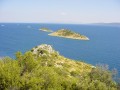 Seget Vranjica to spokojna miejscowość położona na dalmatyńskim wybrzeżu Morza Adriatyckiego, niedaleko Trogiru, między Splitem a Szybenikiem. Jest malowniczym zakątkiem dla lubiących spokój oraz dobrą bazą wypadową dla chcących poznać zabytki i ciekawostki Chorwacji. Wakacje w Seget Vranjica to także możliwość pełnego wykorzystania uroków adriatyckiego wybrzeża. Liczne wysepki, kotliny i kameralne plaże to prawdziwy raj dla żeglarzy i spragnionych słońca turystów. 


Historia


Seget Vranjica to dawna rybacka wioska. Dziś jest popularnym ośrodkiem wczasowym.


Atrakcje turystyczne


Oprócz licznych atrakcji związanych nierozłącznie z wybrzeżem Morza Austriackiego (możliwość kąpieli, uprawiania sporów wodnych, plażowania), czas wakacji umilą wypady do licznych knajpek i restauracji. Bliskość większych miast zapewnia dodatkowe możliwości spędzania wolnego czasu. Amatorzy nocnego życia śmiało mogą wybrać się do Trogiru, Splitu, Primošten czy Rogoznicy. Miłośnicy kultury powinni zaplanować urlop w czasie ważnych imprez takich jak trogirskie „Kulturalne Lato” oraz „Letnie Gry” w Splicie. Koniecznie trzeba też przeznaczyć trochę czasu na poznawanie zabytków regionu. Starówka Trogiru wpisana jest na listę światowego dziedzictwa UNESCO. W mieście warto zwrócić uwagę na takie obiekty jak Brama Lądowa, Pałac Stafileo, katedra Św. Wawrzyńca (uważana za jeden z piękniejszych kościołów Chorwacji) czy renesansowy pałac Pałac Čipiko (Palača Čipiko). Ciekawymi miejscami są także południowo-zachodnia część starego miasta z pozostałościami dawnych fortyfikacji (fort Kamerlengo). Również Split może poszczycić się imponującymi zabytkami. Wśród nich są pozostałości pałacu Dioklecjana. Ciekawą historię posiada tutejsza katedra św. Dujama. Początki budowli sięgają IV w., a powstała jako mauzoleum Dioklecjana. Innymi ciekawymi obiektami są świątynia Jowisza, kościół Św. Franciszka, czy pozostałości akweduktu. Warto obejrzeć kolekcje zabytków zgromadzonych w tutejszych muzeach. W Szybeniku można zwiedzać katedrę Św. Jakuba, kościoły Św. Jana, Św. Mikołaja, klasztor franciszkanów oraz twierdzę Św. Anny. 5 km od Splitu położona jest z kolei twierdza Klis - jeden z ważniejszych zabytków całego kraju. Była to siedziba pierwszego chorwackiego księcia Trpimira, który dal początek pierwszej chorwackiej dynastii.


Plaże i sporty


Charakterystyczne wybrzeże okolic Trogiru najlepiej podziwiać z morza. Tutejsze wody to raj dla amatorów żeglarstwa oraz przyjemne tło dla rejsu wynajętą łodzią. Liczne wyspy, kamieniste wybrzeże oraz kotliny tworzą niesamowite krajobrazy. Urokliwe, ciche, kameralne plaże dają natomiast możliwość odpoczynku od zgiełku i tłoku dużego miasta. Krystaliczne czyste wody morza zachęcają do kąpieli, snorkelingu czy nurkowania.


Noclegi


Noclegi w Seget Vranjica zapewniają liczne apartamenty z wygodnymi pokojami. Wiele z nich usytuowanych jest w pobliżu morza. Można również znaleźć kwatery na miejscowych kempingach.


Wycieczki fakultatywne


Spędzając urlop w Seget Vranjica warto pomyśleć o wypadzie wgłąb kraju. Można m.in. wybrać się do Parku Narodowego Krk. Miejsce to słynie z przepięknych wodospadów. Nie można także pominąć wyprawy w drugą stronę - na Morze Adriatyckie. Rejs pomiędzy wyspami dalmtyńskiego wybrzeża dostarczy z pewnością niezapomniane wrażenia. Warto szczególnie pomyśleć o obejrzeniu Parku Narodowego Kornati. Jego niezliczone wysepki tworzą cudowną, niezwykłą krainę, której widok zapadnie w pamięci na długo.


Kuchnia


Specjalnością tutejszej kuchni są potrawy z owoców morza. Wśród najbardziej popularnych dań znajdują się ośmiorniczki z pieca (hobotnica ispod peke), grillowane kalmary (ignje na žaru), rizotto z kałamarnic (črni rozoto), małże z ziemniakami (dagnje s krompirom), a także przyrządzanie na rozmaite sposoby ryby i ostrygi. Warto również skosztować wyśmienitych chorwackich win oraz mocniejszych alkoholi takich jak slijvovica (śliwowica), kruskovac (likier z gruszek), maraschino (likier z wiśni), orahovac (likier z orzechów) oraz rakija.

 
Klimat, pogoda, średnie temperatury


Seget Vranjica leży w obszarze klimatu śródziemnomorskiego. Lata są tu bardzo ciepłe (nawet upalne) i słoneczne. Zimy łagodne.