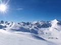 Les Deux Alpes z południowymi, słonecznymi stokami sięgającymi 3.566 m wysokości, jest jednym z najwyżej położonych na świecie terenów narciarskich na lodowcu. To eldorado dla miłośników jazdy w głębokim śniegu. Nie ulega wątpliwości, że stoki wokół Les 2 Alpes to prawdziwe góry i że z nastaniem zimy zmieniają się w raj dla narciarzy. 220 kilometrów tras zajmujących obszar 500 hektarów. 91 tras: 7 bardzo trudnych (czarnych), 25 trudnych (czerwonych), 33 łatwe (niebieskie) i 26 bardzo łatwych (zielonych). 63 wyciągi: 1 kolej podziemna, 3 kolejki, 4 gondole, 26 wyciągów krzesełkowych i 29 orczykowych. Zimą miasteczko przemienia się w raj dla snowboardzistów, głównie dzięki parkowi, wyposażonemu w 800-metrową axe pipe, 110-metrową half-pipe i wiele skoczni. Główne trasy narciarskie wytyczono na stokach cudnego La Meije (3983 m n.p.m.), jednego z najwyższych szczytów Parku Narodowego Écrins. Jest tu ponad 200 km tras zjazdowych i 20 km szlaków biegowych. 84 wyciągi dowiozą Cię na każdą - spośród 460 - trasę, odpowiadającą Twoim narciarskim lub snowboardowym umiejętnościom. Niewątpliwą atrakcją są odbywające się tu różnorodne zawody narciarskie i snowboardowe. Jednak wypoczywając w Les Deux Alpes, przede wszystkim nie powinieneś przegapić szansy na podziwianie Grotte de Glace (Jaskini Lodowej) i znajdujących się w niej fantastycznych rzeźb w lodzie, np. 6-metrowej wysokości dinozaura, kwiaty alpejskie i pasterzy. Znajdujące się po obu stronach doliny wyciągi i trasy narciarskie spotykają się w centrum Les 2 Alpes, które rożni się od często bardzo zwartych francuskich stacji narciarskich. Miasto tętni życiem dniem i nocą. Masz do wyboru mnóstwo barów, kafejek, restauracji, sklepów. Bardzo aktywne życie nocne dostarczy Ci niezapomnianych wrażeń. Spacer po mieście możesz zakończyć na lodowisku, w centrum pływackim, sportowym lub na boisku do squasha. Warto skorzystać również z usług tutejszego centrum odnowy biologicznej. Les Deux Alpes jest świetnym miejscem dla Ciebie, jeśli chcesz spędzić czas w miłej, rozrywkowej atmosferze i skorzystać ze świetnych warunków narciarskich.