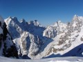 Pelvoux znajduje się w masywie górskim Écrins, położonym w środkowej części Alp Delfinackich (Alpes du Dauphiné), których najwyższym szczytem jest przepiękny Barre des Écrins (4102m n.p.m.). Góra Pelvoux była pierwszym szczytem w masywie Écrins, na który wspiął się człowiek. Zdarzyło się to w 1928 roku dzięki odwadze i wytrwałości Kapitana Duranda. Pelvoux charakteryzuje się bowiem wysokimi, stromymi stokami i szczytami pokrytymi śniegiem, co z pewnością przykuje Twój wzrok i wywoła zachwyt w oczach. Lodowiec Pelvoux otaczają cztery szczyty: Pointe Puiseux (3946m n.p.m.), Pointe Durand (3932m n.p.m.), Trois Dents (3682m n.p.m.) i Petit Pelvoux (3753m n.p.m.). Na górze Pelvoux znajdziesz wiele szlaków i tras o różnym poziomie trudności. Jeśli więc pociąga Cię surowe piękno i chęć przeżycia przygody, wtedy koniecznie musisz odwiedzić te nadzwyczajne tereny.