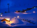 Plagne Soleil jest jedną z 10 wiosek leżących w rejonie La Plagne, zwanym też Grande Plagne. Każda ze stacji La Plagne ma swój styl i co innego do zaoferowani. La Plagne to teren o powierzchni 100 km2. Tereny narciarskie zaczynają się tu od wysokości 1250 m n.p.m., a kończą na 3250 m n.p.m., jednak najlepsze trasy znajdują się powyżej 2000 m. W regionie, dzięki dwóm lodowcom Bellecôte i La Chiaupe, możliwa jest uprawianie narciarstwa latem. La Plagne jest świetnym miejscem dla średniozaawansowanych narciarzy, jednak i doświadczeni miłośnicy sportów zimowych mają tu gdzie poszaleć. Jako początkujący także możesz przyjechać tu bez wahania, ponieważ bez problemu nauczysz się techniki w tutejszych szkołach narciarskich. Masz też gdzie sprawdzić nowo nabyte umiejętności - w La Plagne jest 212 km tras, czyli 124 stoki, w tym 6 czarnych, 35 czerwonych, 72 niebieskich, 11 zielonych, 2 dla snowboardzistów i 90 km cross country. Dwie najpopularniejsze trasy regionu to 