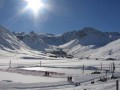 Tignes leży w samym sercu Alp, niedaleko jeziora i Parku Narodowego Venoise. Tignes składa się z trzech małych wiosek: Val Claret położonego u stóp lodowca Grand Motte, z Tignes Le Lac usytuowanego nad samym jeziorem oraz z najbardziej nowoczesnego Tignes Le Lavachet. Tereny narciarskie Tignes i Val d’Isire tworzą razem rozległy region narciarski L’Espace Killy, który jednocześnie jest jednym z najpiękniejszych regionów narciarskich świata. Espace Killy to 96 wyciągów, 300 km tras narciarskich, w samym Tignes jest 47 wyciągów i 150 km tras. Najdłuższa trasa wynosi 1900 metrów i zaczyna się na lodowcu Grande Motte (3450m n.p.m.) a kończy się w Les Brevieres. Dodatkową atrakcją jest podziemna kolej „Funiculaire”, która w ciągu 10 minut wywozi narciarzy na wysokość 3200 m. W Tignes znajdują się wspaniałe warunki do uprawiania narciarstwa akrobatycznego. Dla osób niejeżdżących na nartach Tignes proponuje: psie zaprzęgi, latanie na lotni lub paralotni, wspinaczki górskie, jazdę konną oraz jazdę na łyżwach. Po dniu pełnym wrażeń z przyjemnością zrelaksujesz się w miejscowych restauracjach, barach i pubach, gdzie czasem będziesz miał szczęście trafić na muzykę graną na żywo. Oprócz tego wytańczysz się w klubach nocnych, zadbasz o urodę i samopoczucie w centrum spa oraz centrum fitness. Na terenie Tignes wszystkie parkingi są obowiązkowo płatne.
