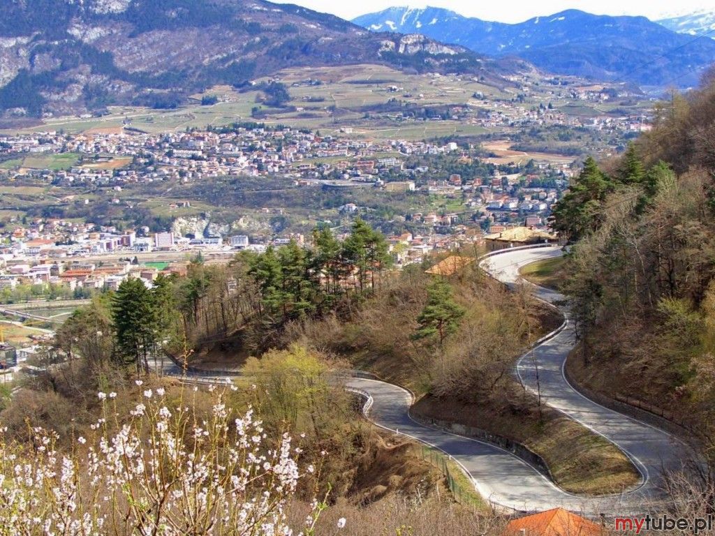 Trentino jest wspaniałym rajem dla miłośników aktywnego wypoczynku zimą. Na narciarzy czeka tu ponad 800 km tras zjazdowych, z czego ponad 90% posiada systemy sztucznego naśnieżania. Niemalże cały obszar prowincji zajmują dwa duże regiony...