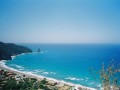Agios Gordios to mała miejscowość położona na zachodnim wybrzeżu wyspy Korfu w Grecji. Leży niecałe 20 kilometrów od stolicy wyspy, miasta Korfu, w którym znajduje się najbliższe lotnisko. Miasto Agios Gordios otoczone jest zielonymi wzgórzami, co sprawia, że miasto leży w malowniczej w przytulnej zatoce kąpielowej. Kilometrowej długości plaża posiada parasole oraz leżaki do wynajęcia, jeżeli chcemy zaznać trochę więcej wygody. Mięciutki piasek w połączeniu z oddalonym od plaży ruchem drogowym sprawiają, że plaża idealnie nadaje się dla dzieci. Jeżeli wybieramy się do Agios Gordios właśnie ze swoimi pociechami powinniśmy odwiedzić również Aquapark oddalony od miasta o 20 minut. Dzieci znajdą tam piracką wioskę, specjalnie przystosowane dla nic baseny oraz wiele zjeżdżalni. Również dorośli znajdą tam wiele atrakcji jak np. gigantyczne jacuzzi. Tuż za plaża rozciągają się bary oraz restauracje z tradycyjnym greckim jedzeniem, a wieczorami możemy obejrzeć występy folklorystyczne. 
Wieczorami możemy odwiedzić wspaniale oświetlone oraz udekorowane bary przy plaży. Po zmroku panuje tam wspaniała romantyczna atmosfera. Jeżeli chcemy zwiedzić to małe greckie miasteczko to najlepiej zrobić to na piechotę. Po wyspie natomiast jeździ 