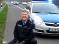 Zadowolony Policjant po złapaniu groźnego uciekiniera