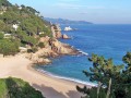 Położenie


Główny ośrodek turystyczny Hiszpanii, znajduje się w prowincji Griona, w regionie Katalonia. Region Costa Brava rozciąga się od miejscowości Balnes (ok. 60 km na północ od Barcelony), aż do granicy z Francją. Wybrzeże o długości ponad 200 km zachwyca malowniczym krajobrazem, wspaniałymi plażami, słoneczną pogodą oraz świetnie rozwiniętą infrastrukturą turystyczną. Czy można wyobrazić sobie lepsze miejsce na wymarzone wakacje?


Turystyczne miejscowości


Na wybrzeżu Costa Brava, mierzącym ponad 200 km, znajduje się mnóstwo turystycznych miejscowości, które zapraszają na wypoczynek w prawdziwie wakacyjnym stylu.

Jedną z największych jest miejscowość Blanes. Znajdziemy tutaj przepiękne plaże - ponad 4 km długości. Na spragnionych wypoczynku turystów czeka tutaj mnóstwo atrakcji - wzdłuż głównego deptaku znajdziemy liczne restauracje, bary, dyskoteki, sklepy z pamiątkami. Blanes oczaruje wszystkich przybywających malowniczą scenerią - piaszczyste wybrzeże, skaliste klify, lazurowe morze - prawdziwy wakacyjny krajobraz zachęca do beztroskiego wypoczynku. Warto odwiedzić Ogród Botaniczny Marimunta - ciekawa propozycja na popołudniowy spacer.
 
Następna wakacyjna miejscowość na wybrzeżu Costa Brava to Calella. Prócz typowych wakacyjnych rozrywek na turystów czeka tutaj fascynujące wydarzenie kulturowe - w lipcu odbywa się festiwal muzyki rockowej - ulice w mieście stają się wtedy bardziej kolorowe.

Chętnie odwiedzanym kurortem jest miejscowość Tossa de Mar. Miasteczko urzeka zabytkową zabudową - kręte uliczki, mury, baszty. To doskonały pomysł na popołudniową wyprawę. Zadowoleni będą także amatorzy plażowa - z pewnością oczarują ich tutejsze plaże oraz doskonałe zaplecze turystyczne: restauracje, bary, sklepiki z pamiątkami.

Miejscowość Empuriabrava to kolejny nowoczesny i lubiany przez turystów wakacyjny resort. Miejscowość położona jest pomiędzy rzekami Salines i Munga, które tworzą system kanałów - nie bez powodu miejscowość nazywana bywa 