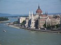 Jak sama nazwa wskazuje Węgry Środkowe to centralny obszar tego kraju. Do miejsc wartych zwiedzenia jest przede wszystkim Budapeszt - stolica kraju, niezwykle urokliwe miasto położone na dwóch brzegach Dunaju oraz znane największe jezioro Europy Balaton. Budapeszt i jego okolice są bez wątpienia najbardziej znanym zakątkiem Węgier. To tu właśnie przyjeżdża najwięcej turystów. Region ten nosi piękną nazwę - Krainy Naddunajskie.

