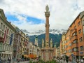 Dla wielu Innsbruck pozostaje nieporównywalny z żadnym innym ośrodkiem sportów zimowych, łączy atrakcje narciarskiego kurortu i jednego z najbardziej urzekających miast świata. Wokół miasta znajduje się sześć najsłynniejszych regionów, oferujących doskonałe warunki do jazdy na nartach i snowboardzie. Wystarczy przypomnieć, że Innsbruck już dwukrotnie gościł Olimpiadę Zimową. W sąsiedztwie leżą dwie znane wioski: Igls, skąd otwiera się wspaniała panorama Innsbrucku i gdzie odbywały się legendarne mistrzostwa narciarskie, i Patsch, cicha osada na zboczach potężnego łańcucha Nordkette. Poczynając od 1966 r. na stokach góry olimpijskiej Patscherkofel działają urządzenia do sztucznego naśnieżania. Tutejsze tereny narciarskie łączą bezpłatne autobusy. Można wykupić specjalny karnet i bez ograniczeń korzystać z dwustu wyciągów i wszystkich tras zjazdowych, łącznie z terenem lodowcowym Stubai. Można także odbyć uroczą wycieczkę do St. Anton am Arlberg lub do Kitzbuehel. Łączna długość tras w tym regionie wynosi 112 km. Innsbruck to miasto muzeów, chętnie prezentujące swoją 800-letnią tradycję miasta cesarskiego. Można tutaj znaleźć ekskluzywne sklepy, restauracje, czarujący ogród zoologiczny i liczne zabytki. 

Narciarstwo alpejskie
Innsbruck: (Axamer Lizum, bez lodowca w Stubaital) 81,8 km przygotowanych tras zjazdowych: 8 km trudnych, 46,5 km średniotrudnych, 27,3 km łatwych Najdłuższy zjazd: Glungezer - Tulfes, 7 km długości, różnica poziomów 1800 m, średnia przepustowość wyciągów: 29 760 osób/godz.
17 wyciągów orczykowych, 11 wyciągów krzesełkowych, 2 gondole, 3 koleje linowe, 2 koleje zębate, sztuczne naśnieżanie.

Seegrube - Nordkette: 9 km przygotowanych tras zjazdowych: 8 km średniotrudnych, 1 km łatwej, przepustowość wyciągów: 3 000 osób/godz., 2 wyciągi orczykowe, 2 gondole, 1 kolej zębata.

Igls-Patscherkofel: 10,5 km przygotowanych tras zjazdowych: 4,5 km średniotrudnych, 6 km łatwych, przepustowość wyciągów: 3 560 osób/godz., 4 wyciągi orczykowe, 1 wyciąg krzesełkowy, 1 kolej zębata, sztuczne naśnieżanie.

Tulfes-Glungezer: 18,5 km przygotowanych tras zjazdowych: 9 km średniotrudnych, 9,5 km łatwych, przepustowość wyciągów: 6 800 osób/godz., 6 wyciągów orczykowych, 2 wyciągi krzesełkowe.

Mutters-Mutterer Alm: 11,5 km przygotowanych tras zjazdowych: 8 km średniotrudnych, 3,5 km łatwych, przepustowość wyciągów: 4 400 osób/godz., 3 wyciągi orczykowe, 1 wyciąg krzesełkowy, 2 gondole.

Snowboard: Axamer Lizum - halfpipe, Seegrube-Nordkette-Skyline - Snowboard Park z quartepipe i obstacles.
