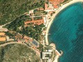 Srebreno odległe jedynie o 10 km od Dubrovnika, znajduje się na obszarze zwanym Zupa Dubrovacka, który pokryty jest śródziemnomorską roślinnością - sosny i palmy. Mieszkańcy tradycyjnie utrzymują się z rybołówstwa i rolnictwa. Znajduje się tu długa, piaszczysta plaża doskonale nadająca się do leniuchowania, czy uprawiania sportów wodnych, a otaczające góry to z kolei świetne miejsce dla wielbicieli natury. Góry chronią również Srebreno przed północnymi wiatrami. 
Miasteczko to polecane jest głównie dla osób, które preferują ciszę i spokój, ale w pobliżu dużych kurortów turystycznych. Będąc w Srebreno mamy możliwość odwiedzenia wielu pięknych miejsc. Możemy wybrać się do pobliskiego Mlini, Kupami, czy Plat oraz miast Cavtat i Dubrownik. Korzystając z promu warto zobaczyć Wyspy Elafiti, Wyspę Korcula czy Park Narodowy Mljet. 
Srebreno czeka na Państwa z wieloma atrakcjami. Zapraszamy!
