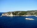 Šolta jest jedną z chorwackich wysp (archipelag wysp Środkowej Dalmacji), trzynastą pod względem wielkości na wodach Morza Adriatyckiego. Jej powierzchnia nie przekracza 60 tys. km². Długość Solty wynosi 19 km, szerokość - około 5 km. Znajduje się w niedalekim sąsiedztwie innych, popularnych wysp Chorwacji: na południu leży Vic, na wschodzie - Brač (dzieli je jedynie niewielka cieśnina Splitska vrata). Najwyższym wzniesieniem na wyspie jest góra Vela Straża (211 m n.p.m.) Ciekawostką jest, że to właśnie tutaj kręcono film Pad Italije z Danielem Olbrychskim, Solta była również miejscem wakacyjnego odpoczynku Krzysztofa Kamila Baczyńskiego. Wybrzeże wyspy składa się z licznych zatok i pięknych plaż, przyciągających corocznie wielu turystów. Pierwsze wzmianki o Solcie pochodzą z IV w. p.n.e., kiedy to nazywana była Olynthią. Następnie, za sprawą Rzymian, zyskała określenie Solento, obecna nazwa ukształtowała się dopiero w XIV w. Współcześnie, poza turystyczną sławą, Solta cieszy się popularnością ze względu na uprawę ziół, pozyskiwanie miodu, oliwy oraz wina.


Atrakcje turystyczne


Warto odwiedzić jeden z najmłodszych kurortów na wyspie - popularne miasteczko Nečujam. Zachowały się tutaj liczne ślady z okresu rzymskiego: ruiny zabudowań z czasów Imprerium, ceramika, monety. W okolicach zatoki Supetar można podziwiać pozostałości starorzymskiego cmentarza. Wiele skarbów skrywa również morskie dno, na którym zalegają ruiny murów cesarskich zabudowań.


Sporty wodne


Solta jest doskonałym miejscem na spędzenie wakacji dla osób ceniących aktywny wypoczynek, zwłaszcza uprawiających sporty wodne. W większości tutejszych hoteli można wykupić kursy nurkowania, żeglowania lub surfowania. Pod okiem doświadczonego instruktora można szkolić swoje umiejętności lub poznawać tajniki wybranej dyscypliny od podstaw. Solta jest szczególnie atrakcyjna dla płetwonurków - dno morskie w tej okolicy to prawdziwy skarbiec koralowców oraz innych wodnych istot.

 
Wycieczki fakultatywne


Świetnym miejscem do zorganizowania wycieczki fakultatywnej jest pobliska wyspa Brač, oddalona od Solty o około 5 km. Największym i zarazem najważniejszym miastem na wyspie jest Supetar. Głównymi atrakcjami są tutaj: kościół Wniebowzięcia NMP z XVIII w., mauzoleum rodziny Petrinović (z okresu secesji), galeria oraz pomnik Ivana Rendića. Na spacer po centrum najlepiej wybrać się w rejon dzielnic Dolac oraz Glavica, na nadbrzeżu kluczowym miejscem jest promenada z dużą liczbą restauracji, kawiarni, pubów i sklepów. Drugim ważnym ośrodkiem turystycznym na wyspie Brač jest Pučišća, leżąca na północnym wybrzeżu. Miasteczko zasłynęło z pięknych rzeźb lokalnych twórców. Do dziś w tutejszej szkole rzeźbiarskiej kształcą się najzdolniejsi rzemieślnicy. Ponadto, każdy kto spędza tutaj wakacje powinien zobaczyć: pałac Ciprijana Žuvetića wraz z wieżami (miasto ze względu na ich dużą liczbę nazywane było Miastem Wież), kościół św. Stjepana z przyległym cmentarzem oraz kościół Marijinog Uznesenja z XVI w., z rzeźbami lokalnych artystów. Nieco uwagi warto poświęcić również jednej z najpopularniejszych chorwackich wysp - malowniczemu Hvarowi. Miejsce to w przeważającej mierze porośnięte jest makią oraz lawendą, tworzącą z oddali przepiękne widoki (nie bez powodu Hvar nazywany jest „lawendową wyspą”). Od 2008 r. krajobraz tego miejsca znajduje się na liście UNESCO pod nazwą Równina Starego Gradu. Środkowa Dalmacja to kraina Splitu - drugiego największego miasta w całej Chorwacji. Miasto portowe leży na niewielkim półwyspie, składa się z 27 dzielnic. W każdej z nich można znaleźć coś interesującego. Do głównych atrakcji w mieście należą: Pałac Dioklecjana z przełomu III i IV w. wraz z przyległymi zabudowaniami obronnymi (mury i wieże), mauzoleum Dioklecjana będące obecnie Katedrą św. Duji, świątynia Jupitera (obecnie baptysterium), dawny perystyl a dzisiejszy teatr, kościół św. Franciszka z nagrobkami lokalnych sław (m.in. kompozytora Ivana Lukačica oraz pisarza Marka Marulicia), ruiny akweduktu oraz kilka zabytkowych kościółków na obrzeżach miasta. Studiowaniu historii miasta sprzyja odwiedzenie choćby jednego z licznych, znajdujących się tutaj muzeów: Muzeum Archeologiczne, Etnograficzne, Historii Morskiej, Przyrodnicze oraz Skarbiec Katedry.


Noclegi


W miejscowości Nečujam turyści chętnie wybierają nocleg w jednym z apartamentów Šolta. Ośrodek mieści się w kilku budynkach, łącznie - 39 klimatyzowanych mieszkań z telewizją satelitarną i w pełni umeblowaną kuchnią.	Na wyspie zakwaterowanie znaleźć można również w innych apartamentach. Warto zastanowić się nad możliwością noclegu w prywatnych kwaterach, tutejsi mieszkańcy należą do bardzo gościnnych, zachętą mogą być również ceny, niższe niż w nowoczesnych hotelach.


Pogoda


Wakacje spędzone w Środkowej Dalmacji gwarantują świetną pogodę. Najwięcej turystów przyjeżdża tutaj w lipcu i sierpniu, wówczas panują najwyższe temperatury (między 25 a 30°). Nieco łagodniejsza pogoda, ale dużo bardziej korzystna dla zwiedzania, panuje w tym rejonie wiosną oraz wczesną jesienią, kiedy słupki rtęci wskazują średnio 20 kresek. Zimą termometry pokazują około 5-10°. Temperatura wody sprzyja kąpielom morskim, w okresie letnich wakacji waha się ona w granicach 22-24°C. Miesiące wakacyjne nie są zbyt obfite w opady deszczu. Najwilgotniejszymi miesiącami w Środkowej Dalmacji są listopad, grudzień oraz styczeń, wilgotność rośnie stopniowo również od sierpnia do listopada.