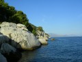 Slatine w Chorwacji to niewielka turystyczna wioska położna w północno-wschodniej części wyspy Čiovo. Leży nad wodami Zatoki Kaštelańskiej naprzeciwko Splitu i Półwyspu Marjańskiego. Wyspa jest wspaniałym miejscem na letni odpoczynek dla rodzin z dziećmi. Wczasy w Slatine to także propozycja dla tych wszystkich, którzy wolą obcowanie z przyrodą od zatłoczonych i głośnych wielkich kurortów. Na wyspę można dojechać mostem z Trogiru, oddalonego o ok. 8 km. Z tym miastem oraz ze Splitem miejscowość łączą regularne linie autobusowe. Latem do Splitu kursuje także prom wycieczkowy.


Historia


Wyspa została zasiedlona już w starożytności. Przez Rzymian nazywana była Boa (Bua, Bavo). W XV i XVI w. ukrywali się w tutejszych jaskiniach okoliczni mieszkańcy. W przeszłości cała wyspa obsadzona była winogronami. Dziś przeważają gaje oliwne i dominuje produkcja oliwy. Slatine przez wieki było niewielką rybacką wioską, do dziś zresztą uprawia się tu rybołówstwo. Miejscowość obecnie nastawiona jest na turystykę, jednak dawne zajęcia miejscowych wciąż są w cenie.


Atrakcje turystyczne


Urlop w Slatine to gwarancja dobrego wypoczynku. Po dniu spędzonym na plaży można wybrać się do którejś z tutejszych restauracji, żeby spróbować tradycyjnych chorwackich potraw. Warto udać się na degustację domowej oliwy czy wyrabianych na miejscu win. Mimo niewielkiego obszaru, na wyspie znajduje się kilka ciekawych zabytków, nie można więc zrezygnować z ich poznania. Najważniejsze z nich to m.in. franciszkański klasztor w Čiovo, założony w V w. dominikański klasztor Św. Krzyża w Arbaniji, a także kościół Gospe, ruiny przedromańskiego, staro-chorwackiego kościoła św. Piotra, kościoły św. Tudora i św. Karla Boromejskiego z XVIII w. Na wyspie można obejrzeć również jaskinie w której niegdyś ukrywali się przed najazdem tureckim okoliczni mieszkańcy. Najsłynniejszymi są Bilosaj i Ancina Jama.


Plaże i sporty


Skarbem miejscowości i całej wyspy są malownicze, kamieniste plaże z licznymi zatoczkami oraz czyste, ciepłe morze. Stwarza to doskonałe warunki do morskich i słonecznych kąpieli. Dające cień lasy sosnowe sprawiają jednak, że nawet osoby starsze i małe dzieci mogą śmiało korzystać z uroków wybrzeża. Warto wybrać się na okoliczne wody wynajętą łodzią lub pożeglować pośród okolicznych wysepek. Ruch na świeżym powietrzu zapewniają boiska do piłki nożnej czy koszykówki.


Noclegi


Noclegi w Slatine zapewniają liczne domki letniskowe oraz wygodne kwatery prywatne. Apartamenty mają różny standard, przy niektórych obiektach na turystów czekają baseny oraz inne udogodnienia.

 
Wycieczki fakultatywne


Na miejscu organizowane są jednodniowe wycieczki na okoliczne wyspy m.in. Šoltę, Brač i Hvar. Warto wybrać się także na dalsze rejsy po wodach Adriatyku lub wybrać przeciwny kierunek - w głąb lądu. Nie można pominąć pełnego zabytków Trogiru. Jego starówka została wpisana na listę światowego dziedzictwa UNESCO. Wśród ważniejszych obiektów są m.in. Brama Lądowa, Pałac Stafileo, katedra Św. Wawrzyńca (uważana za jeden z piękniejszych kościołów Chorwacji) oraz renesansowy pałac Pałac Čipiko (Palača Čipiko). Ciekawymi miejscami są także południowo-zachodnia część starego miasta z pozostałościami dawnych fortyfikacji (fort Kamerlengo). Warto z pewnością wybrać się również do Splitu, który słynie przede wszystkim z imponujących ruin pałacu Dioklecjana wkomponowanych w starówkę miasta. Innymi ciekawymi obiektami są świątynia Jowisza, katedra Św. Dujama, kościół Św. Franciszka, czy pozostałości akweduktu. Warto obejrzeć kolekcje zabytków zgromadzonych w tutejszych muzeach. Można również udać się do Parku Narodowego Krk, słynącego z pięknych wodospadów.


Kuchnia


Wakacje w Slatine to także przyjemność dla podniebienia. Specjalnością tutejszej kuchni są potrawy z owoców morza. Wśród najbardziej popularnych dań znajdują się ośmiorniczki z pieca (hobotnica ispod peke), grillowane kalmary (ignje na žaru), rizotto z kałamarnic (črni rozoto), małże z ziemniakami (dagnje s krompirom), a także przyrządzanie na rozmaite sposoby ryby i ostrygi. Warto również skosztować wyśmienitych chorwackich win oraz mocniejszych alkoholi takich jak slijvovica (śliwowica), kruskovac (likier z gruszek), maraschino (likier z wiśni), orahovac (likier z orzechów) oraz rakija.


Klimat, pogoda, średnie temperatury


Pogoda w Chorwacji sprzyja urlopowiczom. Lato jest ciepłe i słoneczne. Średnie temperatury lipca i sierpnia to odpowiednio 30°C i 29°C, choć pamiętać należy, że nierzadkie są tu upały powyżej 30°C.