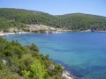 Agios Fokas to miejscowość turystyczna w Grecji, na wyspie Kos, w pobliżu południowo - zachodnich wybrzeży Turcji.. Miasteczko posiada własną piaszczysto - żwirową plażę, wokół której położone są sklepiki, tawerny i hotele. Przez Agios Fokas przebiega droga prowadząca do gorących źródeł EmbrosTherma i do niedalekiego Psalidi oraz dalej w głąb wyspy. Cały Kos charakteryzuje się malowniczymi wioskami, pełnymi uroku, tętniącymi życiem miastami rozległymi zatokami z przejrzystą wodą, lśniąco białymi plażami (zwłaszcza w Marmari i Tilaki) oraz żyznymi dolinami i zielonymi stokami. Najlepszy sposób jej zwiedzania to eskapady rowerowe. Będąc w miejscowości warto wybrać się do miasta Kos, gdzie wielbiciele sztuki i kultury znajdą coś dla siebie. Godnymi polecenia są także zamek joannitów (do zamku prowadzi grobla nad dawną fosą), ruiny hellenistycznych i rzymskich budowli. Ciekawostkę stanowi stojące na przeciwko wejścia do zamku 700-letnie drzewo należące do najstarszych w Europie. Przy głównych ulicach Starego Miasta znajduje się wiele kawiarni, barów, restauracji i butików. Ponadto w Kos doskonale rozbudowana została infrastruktura turystyczna. Agios Fokas to miejsce szczególnie polecane na rowerowe wyprawy po najpiękniejszej wyspie Dodekanezu, lub na sportowe odkrywanie atrakcji Kosi jej licznych możliwości wodnych przygód.

