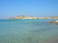 Almiros to słynna kreteńska plaża, znajdująca się niedaleko większego miasta Agios Nikolaos. Tuż przy niej wzniesiono nowoczesny resort turystyczny, Almiros Beach, z zapierającymi dech w piersi widokami na morze i wyjątkowymi okazami przyrody. Almiros Beach jest hotelem trzygwiazdkowym, znajdującym się na samej plaży i tylko dwa kilometry od malowniczego miasteczka portowego, Agios Nikolaos. 
      Samo Agios Nikolaos, leżące nad zatoką Mirebello, to jedno z najpiękniejszych miast znajdujących się na Krecie. Jego centrum stanowi bajkowy port, wcinający się łukiem w zabudowę miasta. Usytuowane jest ono na niewielkich wzgórzach łagodnie opadających w kierunku morza. Wzdłuż nabrzeża portu rozciąga się promenada, która tworzy niewielki most spinający port z jeziorem Voulismeni, otoczonym schodzącymi w dół zbocza kamienicami i podwieszonymi na skalnych półkach tawernami. 
 
Historia

      Na terenie obecnego Agios Nikolaos, ok 3000 lat p.n.e. znajdował się port Lató Etéra, którego znaczenie przetrwało aż do czasów Bizancjum. Port został zdobyty przez Wenecjan w XIII wieku i zmienił nazwę na Porto San Nikolae. W pobliżu znajdowało się miasto Mirabello, do którego dobudowano wówczas twierdzę obronną. 