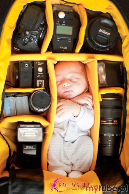 Dziecko zapakowane w plecak razem ze sprzętem fotograficznym